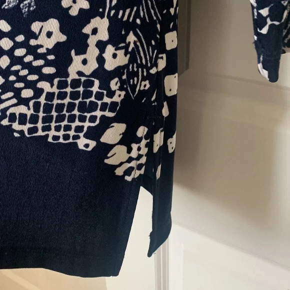 Chico’s Travelers Art to Wear Stretch Tunic Top Blue and White Size 0 - Picture 3 of 6